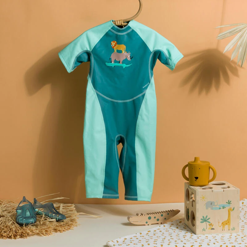 Combinaison Anti UV Bébé Kloupi Vert Imprimé SAVANE 4 Combinaison Anti UV Bébé Kloupi Vert Imprimé SAVANE – Image 2