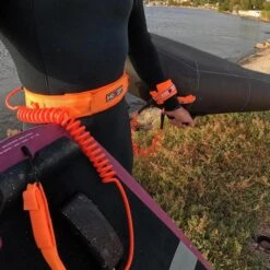 LEASH DE WINGFOIL HOWZIT COIL ORANGE POIGNET 4' -Magasin De Surf leash de wingfoil howzit coil orange poignet 4 6